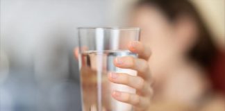 ചലഞ്ച് വീഡിയോകൾ എല്ലാമൊന്നും ചെയ്യല്ലേ; യുവതിക്ക് കിട്ടിയത് എട്ടിന്റെ പണി drinking water challenge