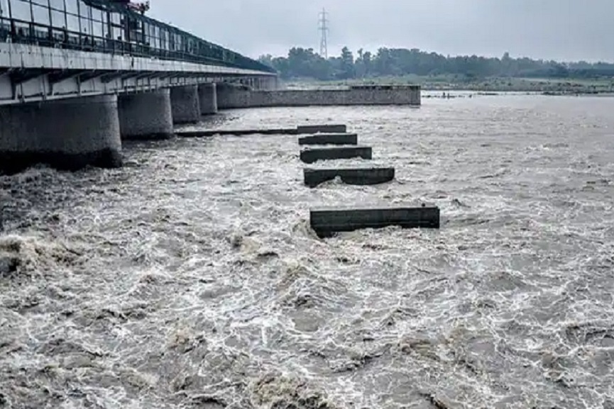 flood in delhi-yamuna river flood in delhi-yamuna river