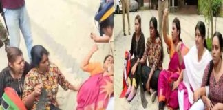 mahila morcha protest