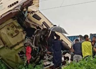 ബംഗാളിൽ തീവണ്ടികൾ കൂട്ടിയിടിച്ച് അഞ്ചുമരണം; മുപ്പതോളം പേർക്ക് പരിക്ക് West Bengal train accident