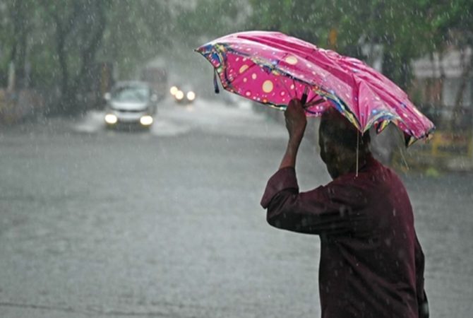 കനത്ത മഴ തുടരുന്നു; നാളെ ഒമ്പത് ജില്ലകളിലും രണ്ട് താലൂക്കുകളിലും അവധി heavy rain alert