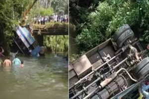bus overtuned into river at thiruvambady
