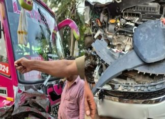 മട്ടന്നൂരിൽ കാർ സ്വകാര്യ ബസിലേക്ക് ഇടിച്ചുകയറി രണ്ടുമരണം; നാലുപേർക്ക് ഗുരുതര പരിക്ക് car and bus accident