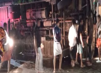 നെടുമങ്ങാട് ടൂറിസ്റ്റ് ബസ് അപകടം; ഒരു മരണം- ഡ്രൈവർ പോലീസ് കസ്റ്റഡിയിൽ Tourist bus overturns in Nedumangad