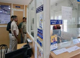 പോട്ട ഫെഡറൽ ബാങ്കിൽ ജീവനക്കാരെ ബന്ദിയാക്കി കവർച്ച; 15 ലക്ഷം കവർന്നു, മോഷ്ടാവിനായി തിരച്ചിൽ Robbery Held in Federal Bank Chalakkudy Potta Branch