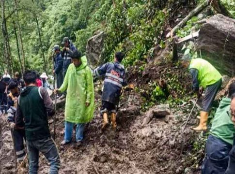സിക്കിമിൽ മണ്ണിടിച്ചിൽ; സൈനിക ക്യാമ്പ് തകർന്ന് മൂന്നുമരണം- ആറുപേരെ കാണാതായി landslide in sikkim