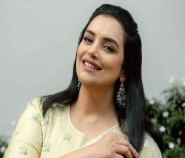 അമ്മ അഡ്ഹോക് കമ്മിറ്റിക്ക് വിലക്ക്; ശ്വേത മേനോൻ പ്രസിഡണ്ടായ കമ്മിറ്റിക്ക് തുടരാം Shwetha Menon