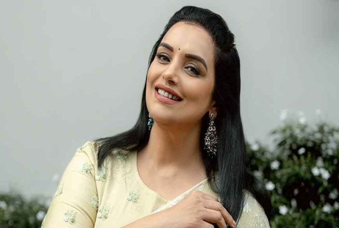 അമ്മ അഡ്ഹോക് കമ്മിറ്റിക്ക് വിലക്ക്; ശ്വേത മേനോൻ പ്രസിഡണ്ടായ കമ്മിറ്റിക്ക് തുടരാം Shwetha Menon