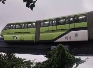 Mumbai Monorail stuck