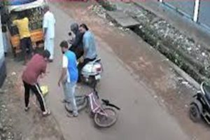 Youth Save Child Choking on Chewing Gum