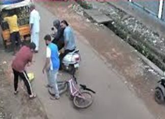 Youth Save Child Choking on Chewing Gum