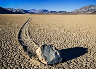 ‘തനിയെ നെന്നിനീങ്ങുന്ന കല്ലുകൾ’; ഡെത്ത് വാലിയിലെ നിഗൂഢമായ രഹസ്യം! Death Valley Moving Stones