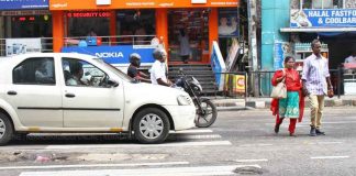 เดธเตเดฌเตเดฐเดพ เดเตเดฐเตเดธเดฟเดเตเดเดฟเตฝ เดตเดฃเตเดเดฟ เดจเดฟเตผเดคเตเดคเดฃเด เดเดฒเตเดฒเตเดเตเดเดฟเตฝ เดชเดฃเดฟ เดเดฟเดเตเดเตเด; เดฏเดพเดคเตเดฐเดเตเดเดพเดฐเตเดเต เดธเตเดฐเดเตเดท เดชเตเดฐเดงเดพเดจเด Zebra Line Violation