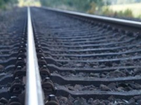 റെയിൽവേ ട്രാക്കിൽ ആട്ടുകല്ല്; കൊച്ചിയിൽ ട്രെയിൻ അട്ടിമറി ശ്രമം? അന്വേഷണം Railway Track