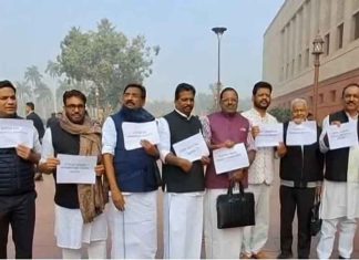 ‘ശബരിമല സ്വർണക്കൊള്ളയിൽ സിബിഐ അന്വേഷണം വേണം’; പാർലമെന്റിൽ പ്രതിഷേധം UDF MPs Protest in Parliament on sabarimala gold case