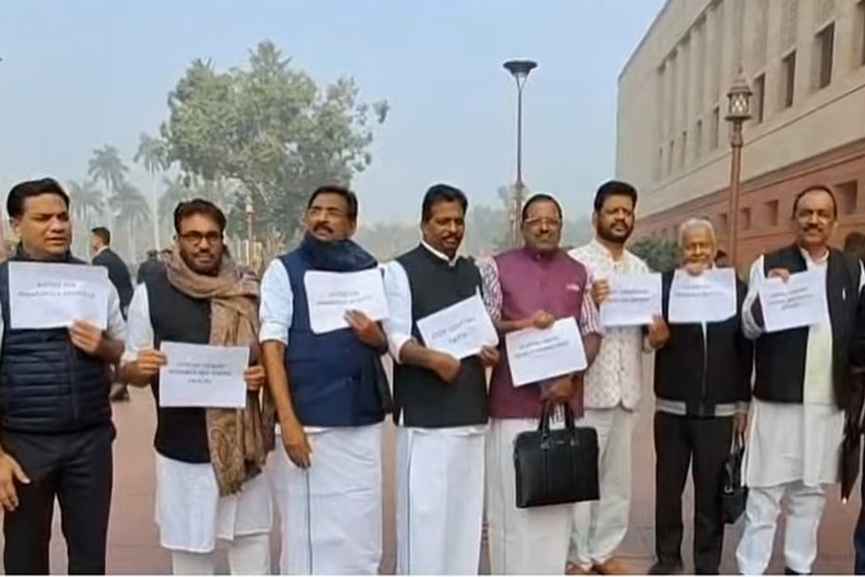 UDF MPs Protest in Parliament on sabarimala gold case UDF MPs Protest in Parliament on sabarimala gold case