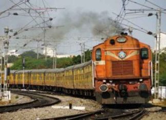 ട്രെയിൻ നിർത്തിച്ച് റീൽസ് ചിത്രീകരണം; രണ്ട് പ്ളസ് ടു വിദ്യാർഥികൾ അറസ്റ്റിൽ Plus Two Students Arrested in Kannur