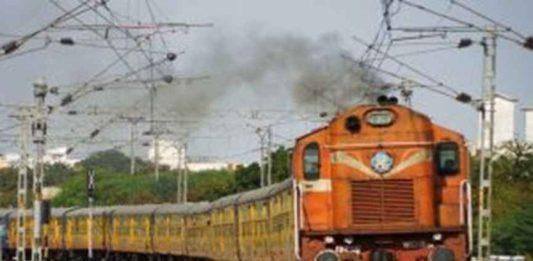 ട്രെയിൻ നിർത്തിച്ച് റീൽസ് ചിത്രീകരണം; രണ്ട് പ്ളസ് ടു വിദ്യാർഥികൾ അറസ്റ്റിൽ Plus Two Students Arrested in Kannur