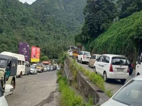 താമരശ്ശേരി ചുരത്തിൽ ഗതാഗതക്കുരുക്ക് രൂക്ഷം; അടിവാരം വരെ വാഹനങ്ങളുടെ നിര Thamarassery Churam Traffic Jam