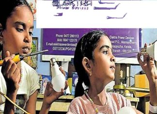 അച്ഛന് താങ്ങായി മക്കൾ; ‘പ്രകാശം പരത്തുന്ന പെൺകുട്ടി’കളായി ഗൗരിയും ശരണ്യയും gouri, sharanya