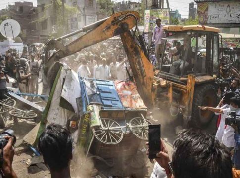 ഡെൽഹിയിൽ അനധികൃത കയ്യേറ്റങ്ങൾ പൊളിക്കുന്നതിനിടെ സംഘർഷം; കല്ലേറ് Delhi Demolition Drive