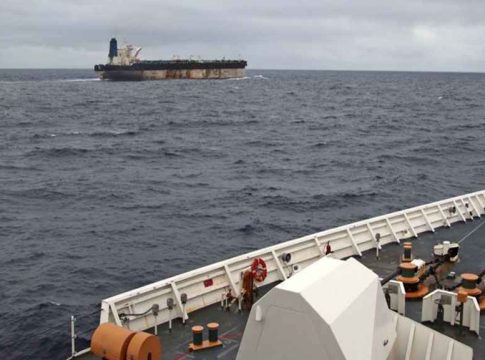 രണ്ടാഴ്ച പിന്തുടർന്നു; റഷ്യൻ പതാകയുള്ള കപ്പൽ പിടിച്ചെടുത്ത് യുഎസ്, അറ്റ്ലാന്റിക്കിൽ നാടകീയത US Captures Russian Ship