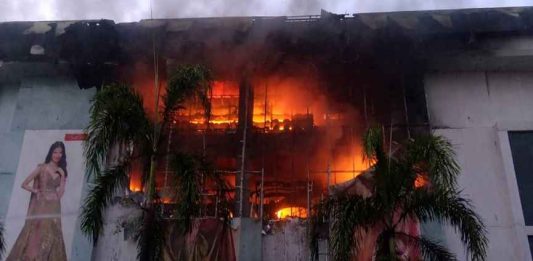 കോഴിക്കോട് ജയലക്ഷ്മിയിൽ വൻ തീപിടിത്തം; ജീവനക്കാരെ ഒഴിപ്പിച്ചു Kozhikode Jayalakshmi Silks Fire