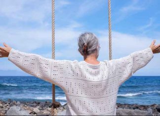 91ആം വയസിലും ‘ജിൽ’ മുത്തശ്ശി ‘ചിൽ’; എന്റമ്മോ ആർക്കും പറ്റില്ലെന്ന് കമന്റുകൾ Elderly Lady Happy Pic