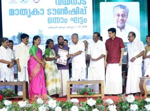 വയനാട് ടൗൺഷിപ്പ്; ഒന്നാംഘട്ടം പൂർത്തിയായി; 178 വീടുകൾ കൈമാറി മുഖ്യമന്ത്രി wayanad township cm hands over 178 homes to landslide victims