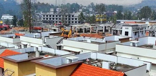 വയനാട് ടൗൺഷിപ്പ്; ഒരു വീട്ടിൽ കൂടി ചോർച്ചയെന്ന് പരാതി, പരിശോധിച്ച് ഊരാളുങ്കൽ wayanad township House Leak