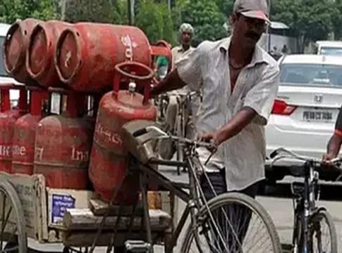 രാജ്യത്ത് വീണ്ടും പാചക വാതക വില കൂട്ടി; 42 രൂപയുടെ വർധനവ് commercial LPG price hike