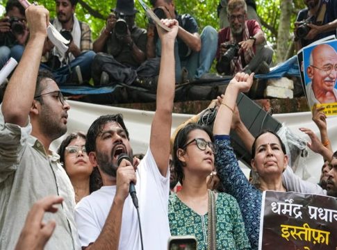 ‘ഞങ്ങളെ തുടച്ചുമാറ്റാനാകില്ല’; അഞ്ച് ആവശ്യങ്ങൾ കൂടി മുന്നോട്ടുവെച്ച് സിജെപി Cockroach Janata Party Delhi Protest