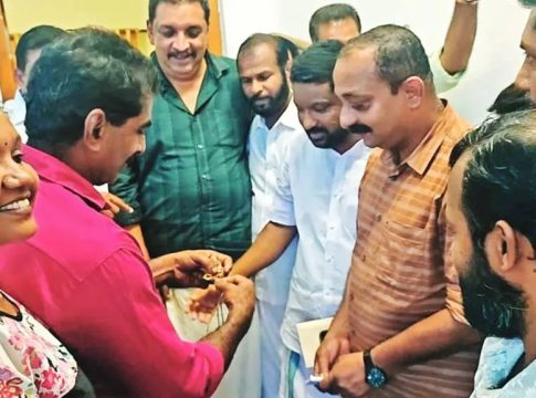 ഇത് നാലാം തവണ; കളഞ്ഞുകിട്ടിയ സ്വർണാഭരണം ഉടമയ്ക്ക് തിരിച്ചുനൽകി മാതൃകയായി ഷാജി gold-chain-recovered-kuttampuzha river