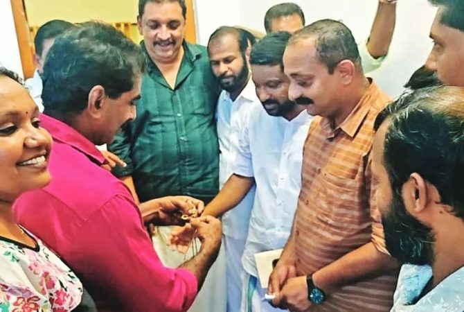 ഇത് നാലാം തവണ; കളഞ്ഞുകിട്ടിയ സ്വർണാഭരണം ഉടമയ്ക്ക് തിരിച്ചുനൽകി മാതൃകയായി ഷാജി gold-chain-recovered-kuttampuzha river