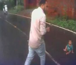 മുട്ടിലിഴയുന്ന കുഞ്ഞ് നടുറോഡിൽ; രക്ഷകരായി ബസ് ജീവനക്കാർ Baby Rescue In Kondotty Malappuram