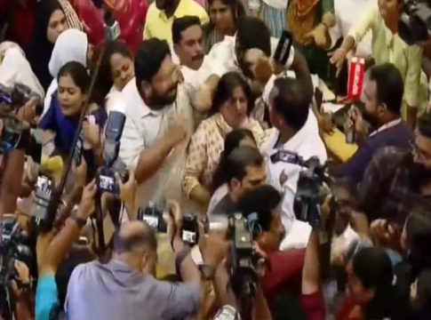 ഷർട്ട് വലിച്ചുകീറി, വനിതാ കൗൺസിലറെ മർദ്ദിച്ചു; കൗൺസിൽ യോഗത്തിൽ സംഘർഷം Thiruvananthapuram Corporation clash