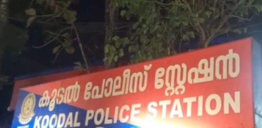 13-കാരിയുടെ വ്യാജ പീഡന പരാതി; പോലീസ് കസ്റ്റഡിയിലെടുത്ത് മർദ്ദിച്ച യുവാവ് നിയമനടപടിക്ക് Koodal police station