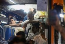 ബസ് തടഞ്ഞ് പോലീസ്, ഇരച്ചെത്തി ജനക്കൂട്ടം; ഗാന്ധി സ്മൃതിയിലെത്തി എംപിമാർ delhi protest-india alliance