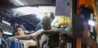 ബസ് തടഞ്ഞ് പോലീസ്, ഇരച്ചെത്തി ജനക്കൂട്ടം; ഗാന്ധി സ്മൃതിയിലെത്തി എംപിമാർ delhi protest-india alliance