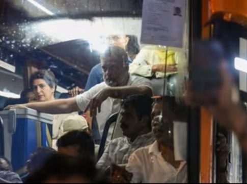 ബസ് തടഞ്ഞ് പോലീസ്, ഇരച്ചെത്തി ജനക്കൂട്ടം; ഗാന്ധി സ്മൃതിയിലെത്തി എംപിമാർ delhi protest-india alliance