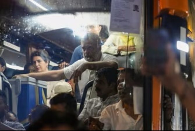 ബസ് തടഞ്ഞ് പോലീസ്, ഇരച്ചെത്തി ജനക്കൂട്ടം; ഗാന്ധി സ്മൃതിയിലെത്തി എംപിമാർ delhi protest-india alliance