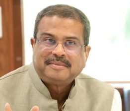 പാറ്റകൾക്ക് മുന്നിൽ കീഴടങ്ങി കേന്ദ്രം; വിദ്യാഭ്യാസ മന്ത്രി ധർമേന്ദ്ര പ്രധാൻ രാജിവെച്ചു Dharmendra Pradhan