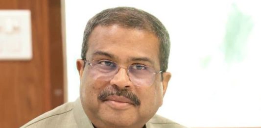 പാറ്റകൾക്ക് മുന്നിൽ കീഴടങ്ങി കേന്ദ്രം; വിദ്യാഭ്യാസ മന്ത്രി ധർമേന്ദ്ര പ്രധാൻ രാജിവെച്ചു Dharmendra Pradhan