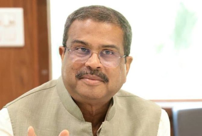 പാറ്റകൾക്ക് മുന്നിൽ കീഴടങ്ങി കേന്ദ്രം; വിദ്യാഭ്യാസ മന്ത്രി ധർമേന്ദ്ര പ്രധാൻ രാജിവെച്ചു Dharmendra Pradhan