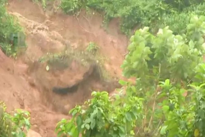 പാണക്കാട് വീണ്ടും മണ്ണിടിച്ചിൽ; ഗതാഗതം പൂർണമായി തടസപ്പെട്ടു parappanangadi landslide