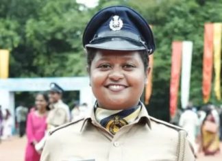 പോലീസ് യൂണിഫോമിൽ മകൾ; കോവിഡ് കവർന്ന അമ്മയുടെ ആഗ്രഹ സഫലീകരണം oliva