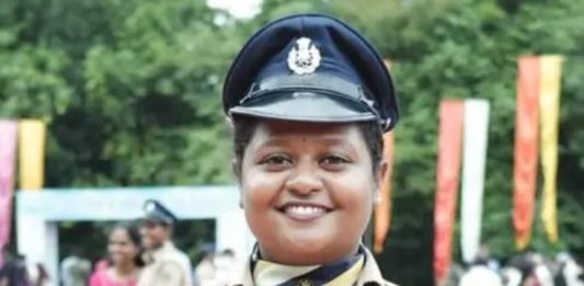 പോലീസ് യൂണിഫോമിൽ മകൾ; കോവിഡ് കവർന്ന അമ്മയുടെ ആഗ്രഹ സഫലീകരണം oliva