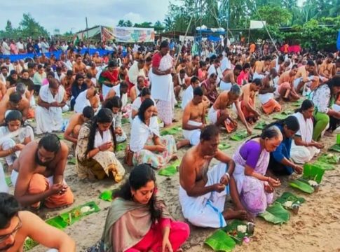 പിതൃസ്മരണയിൽ ആയിരങ്ങൾ; ബലി തർപ്പണം ആരംഭിച്ചു, ചടങ്ങുകൾ വൈകീട്ട് മൂന്നുവരെ Karkkidaka vavu bali
