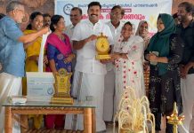കാർഷികമേഖല സമ്പന്നമാകാൻ യുവസമൂഹം മുന്നിട്ടിറങ്ങണം; അഡ്വ. വിഎസ് ജോയ് എംഎൽഎ Muneera Koranapatta receives the PCWF Evergreen Ponkathir Award from V S Joy MLA.