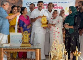 കാർഷികമേഖല സമ്പന്നമാകാൻ യുവസമൂഹം മുന്നിട്ടിറങ്ങണം; അഡ്വ. വിഎസ് ജോയ് എംഎൽഎ Muneera Koranapatta receives the PCWF Evergreen Ponkathir Award from V S Joy MLA.